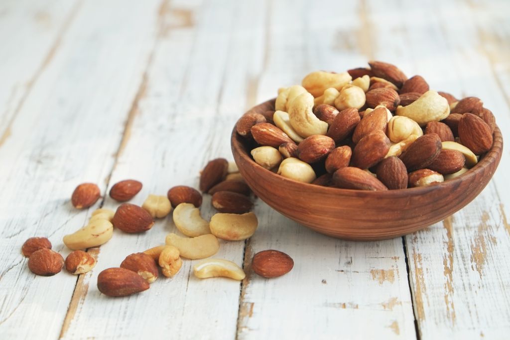 Bowl of cashews and almonds example of Low Oxalate Nuts