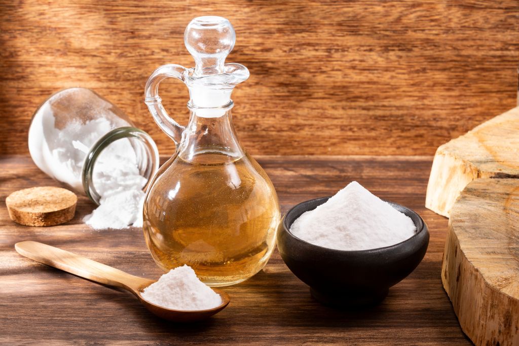 Backing soda in a bowl and spoon 