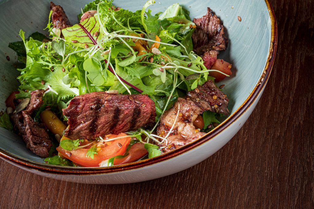 Green salad and steak 