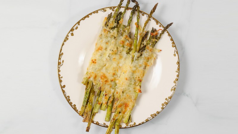 Baked asparagus with cheese