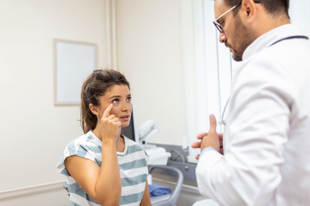 Patient explaining eye pain 