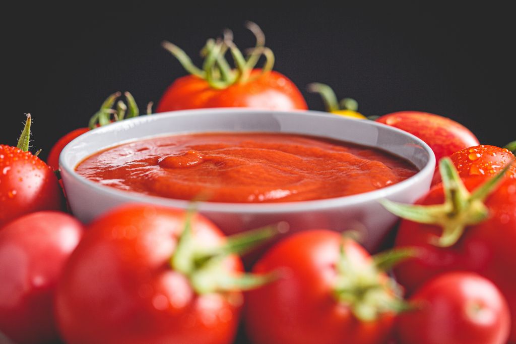 Tomato sauce and tomatoes 