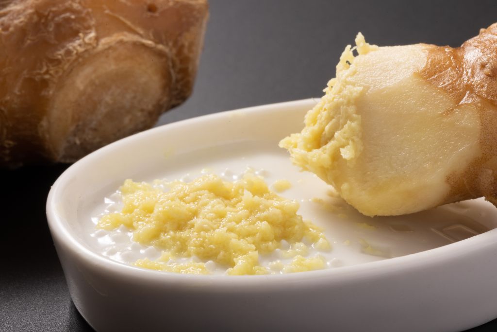Grated ginger 